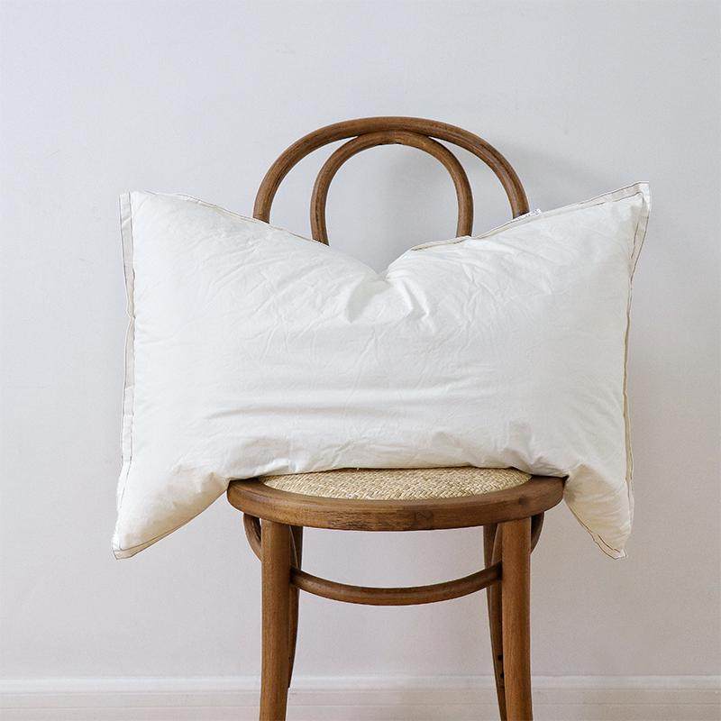 极速高端超细纤维柔软保健枕芯 蓬松仿羽K绒感 宽边红线装饰中枕