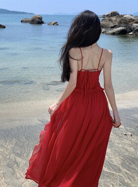 新品法式复古红色连衣裙可露肩z荷叶卷边吊带裙氛围感沙滩海边度