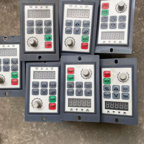 三相GRE-L100变频器0.75KW，拆机功能完好，成色轻