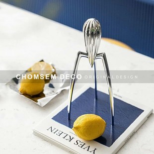 样板间客厅创意外星入侵者金属摆件售楼处接M待室餐厅吧台软装饰