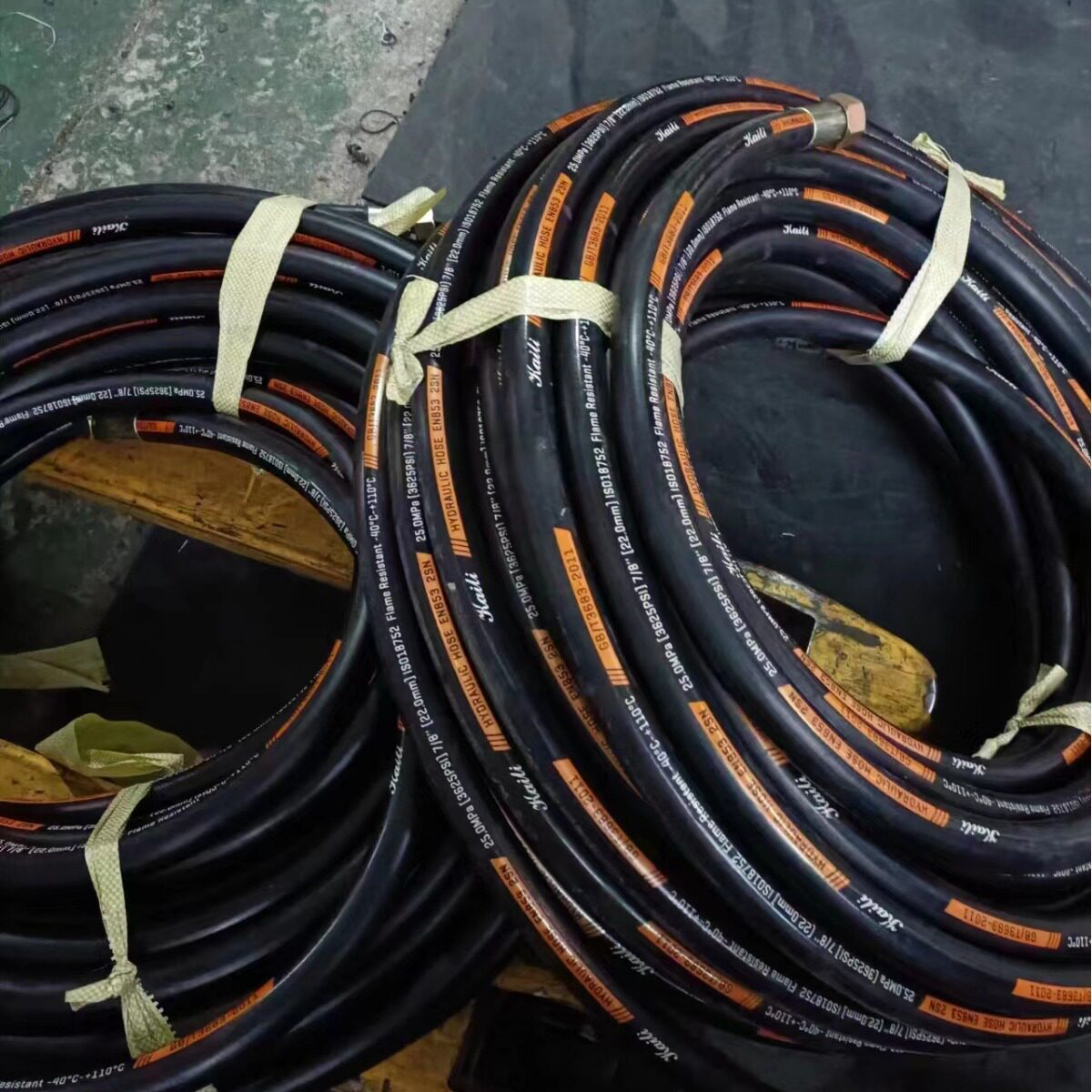 加油机用管双层钢丝光面加油站输送汽油橡胶软管布纹面 高压胶管