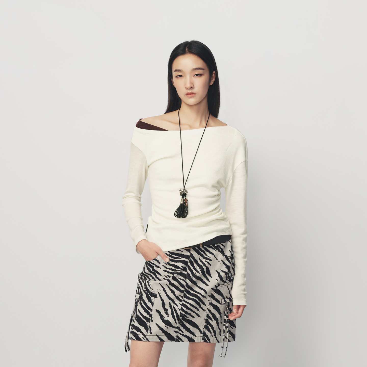 AVVENN带流苏感项链拼色斜肩修身针织上衣AK11001514