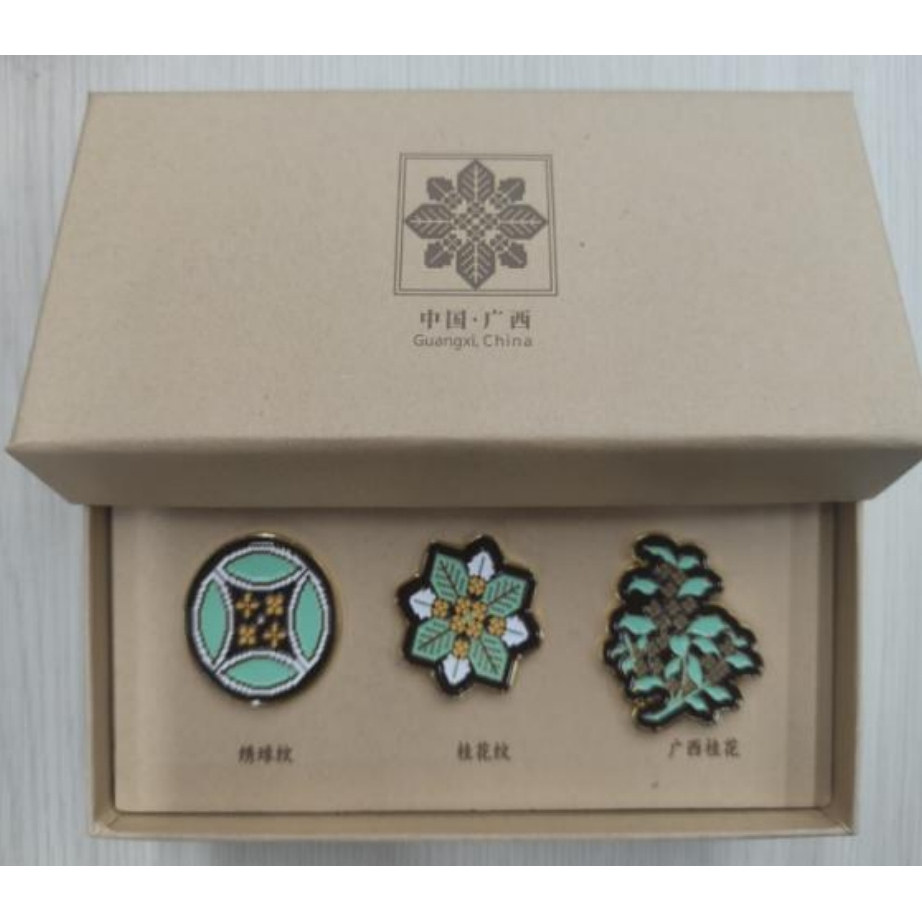 广西壮族特色手工艺绣球桂花纹徽 章（组合含包装）