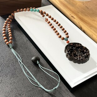 极速沉香同心锁项链搭配老山檀z南红平安扣和田玉菱镁矿沉香小福