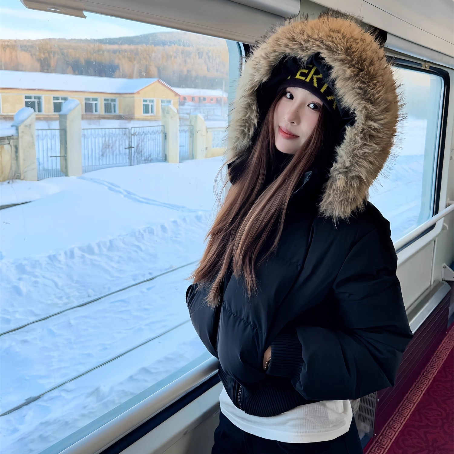 芬兰雪境收腰短款肯豆风羽绒服女2025年新款小个子大毛领冬季外套