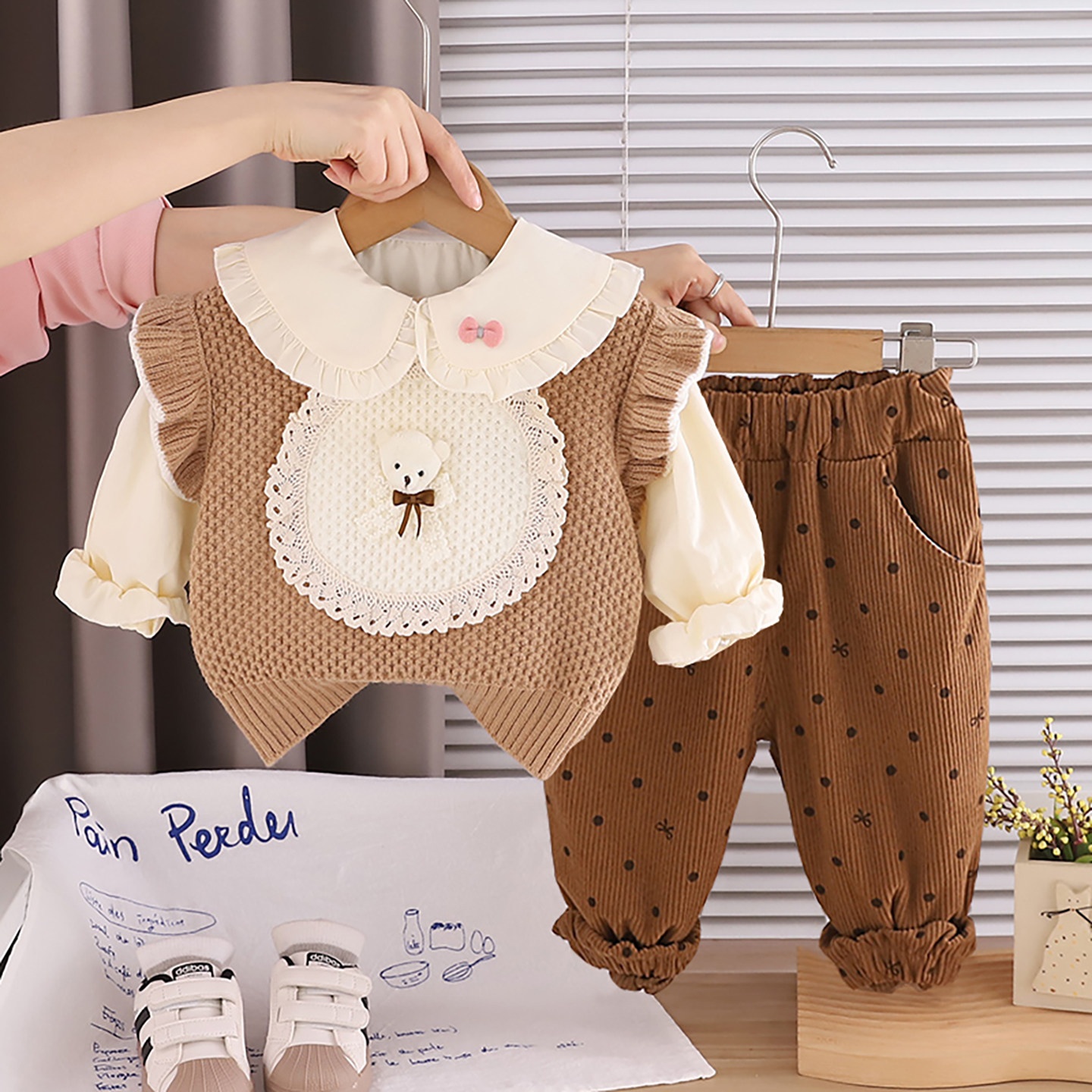 女童春秋装针织马甲2026新款女孩可爱花边小熊毛衣洋气时髦套装