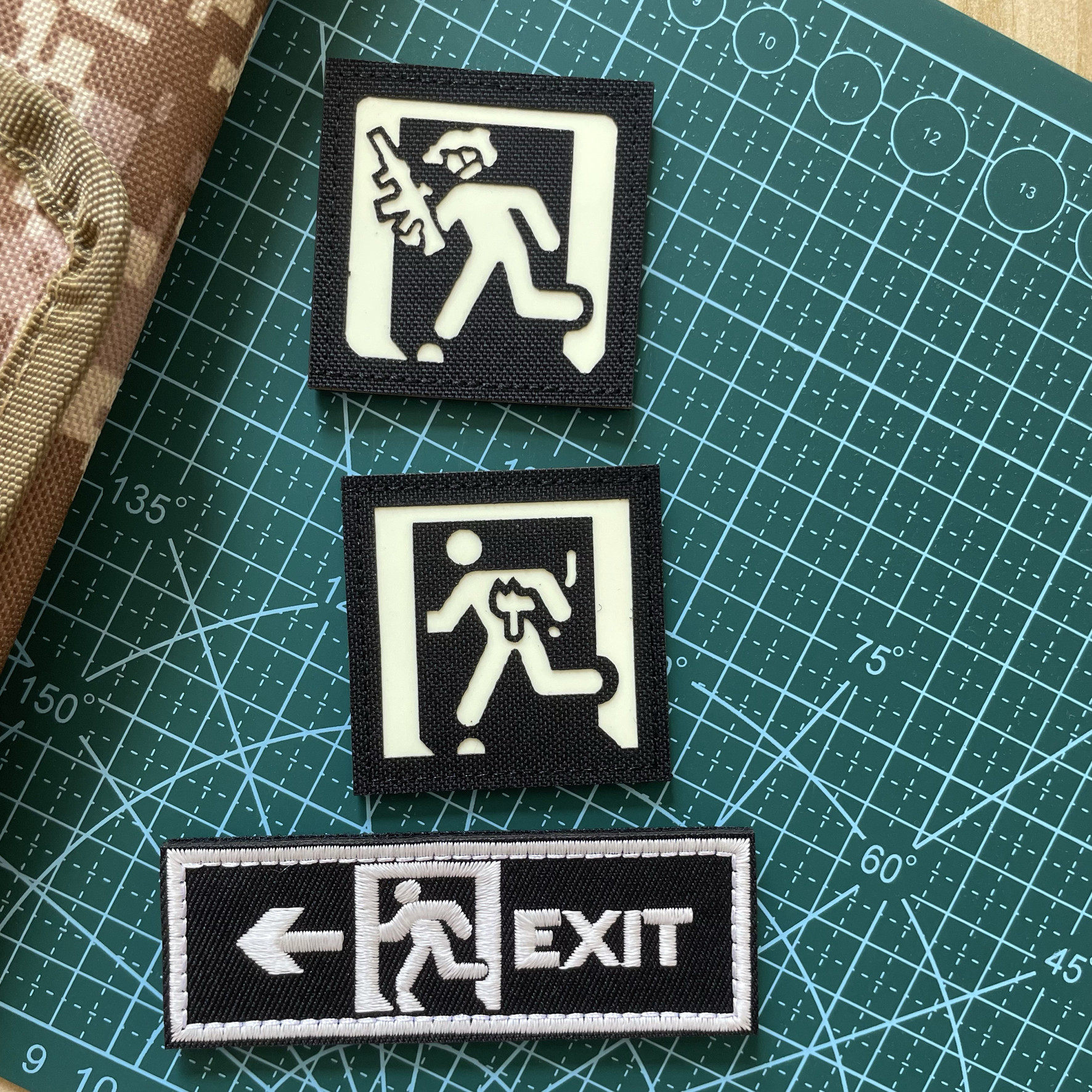 危机时刻带猫逃生夜光款激光雕刻安全出口标识魔术贴章背包装饰