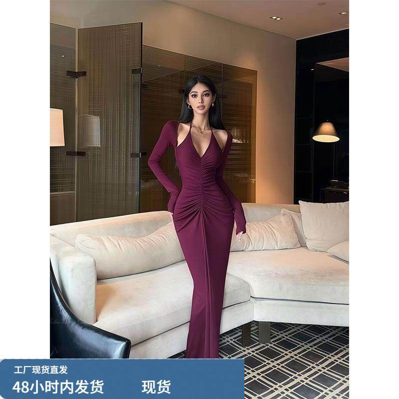 性感御姐风气质挂脖V领连衣裙女秋季新款高级感收腰显瘦包臀长裙