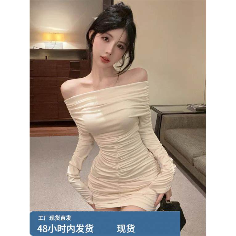 高级纯欲显身材包臀连衣裙女秋冬款一字领皱褶打底裙法式名媛短裙