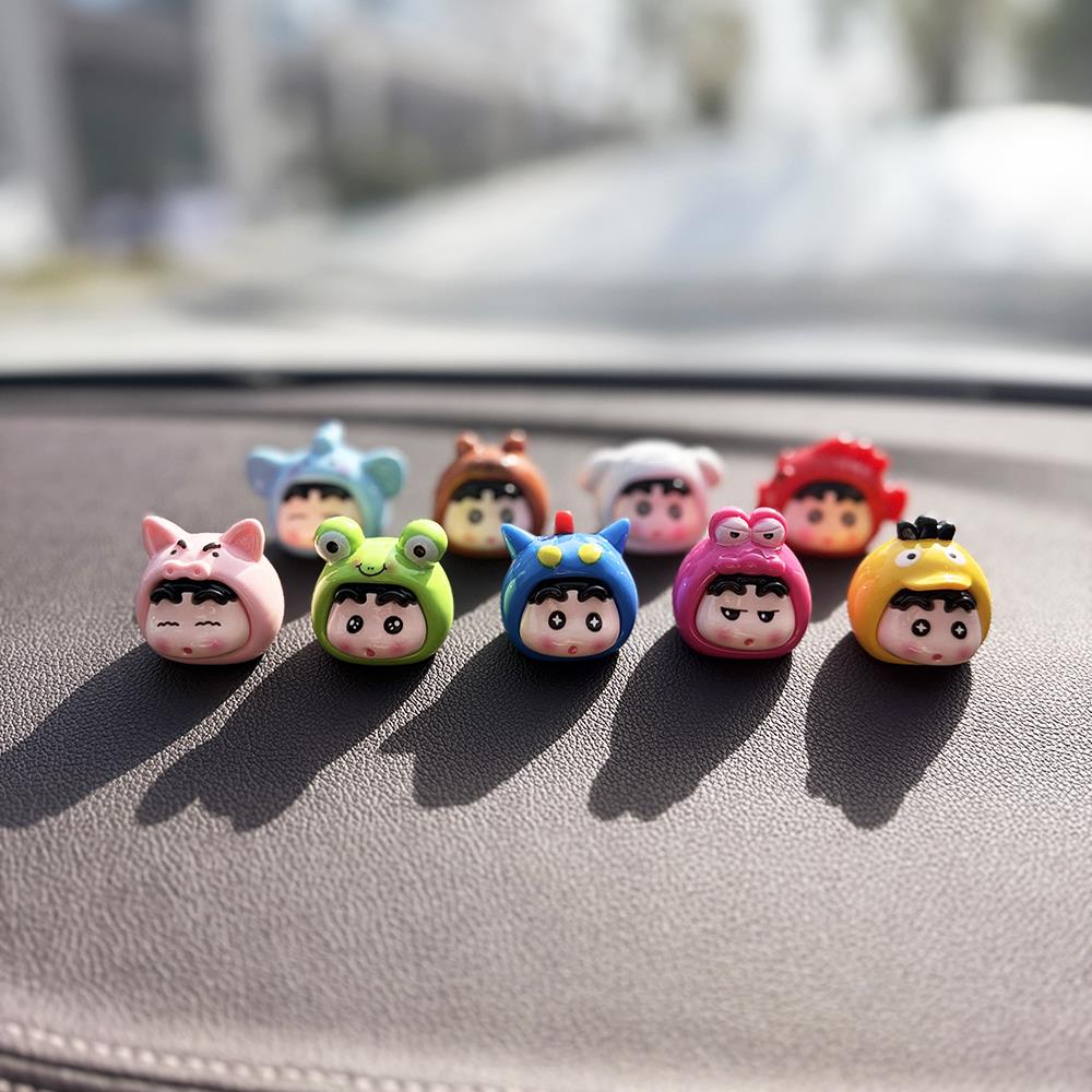 蜡笔小新车载小摆件萌粒公仔车内饰品屏幕显示器桌面中控台装饰品