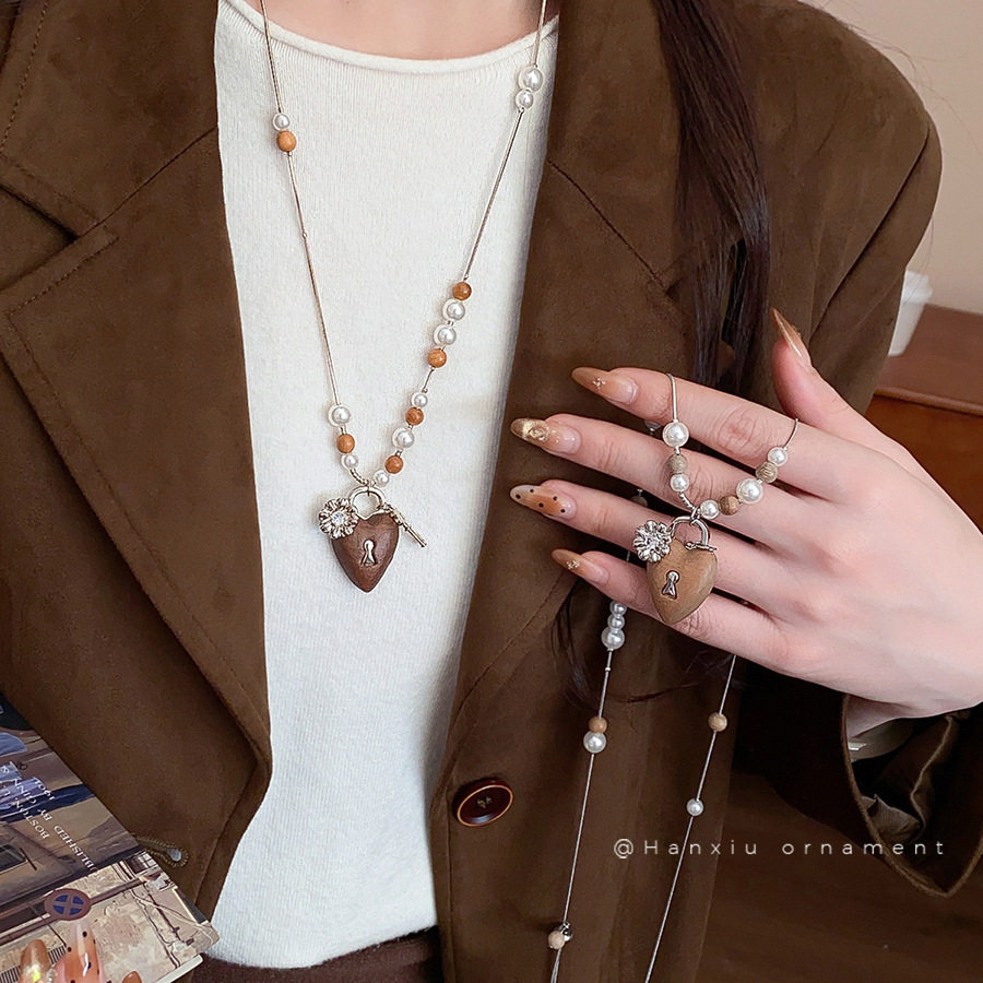 复古木头爱心珍珠项链轻奢小众高级感毛衣链时尚民族风百搭项饰女