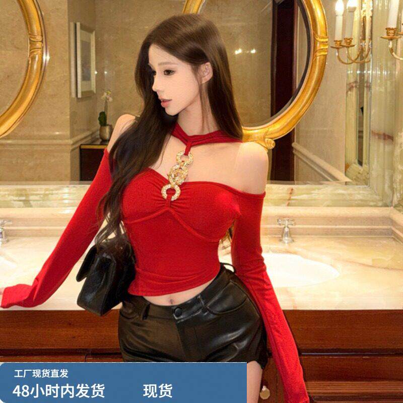 辣妹金属圆环设计感挂脖露肩T恤修身短款一字肩上衣PU皮短裤套装