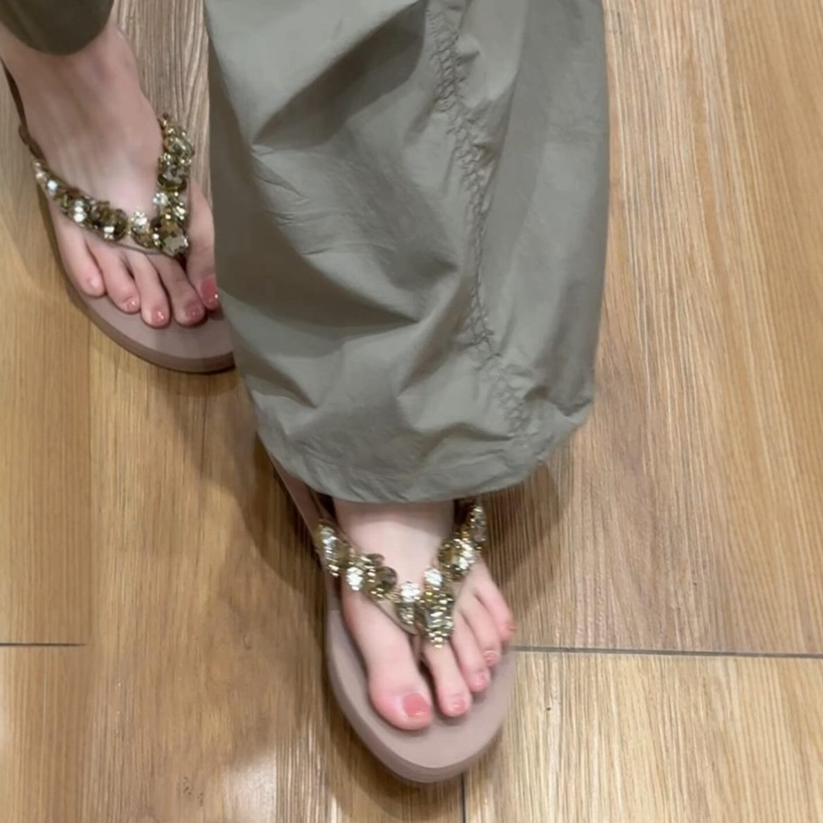 新款沙滩凉拖鞋脚配裙子2025水钻凉鞋夏外穿夹防臭防滑人字拖女