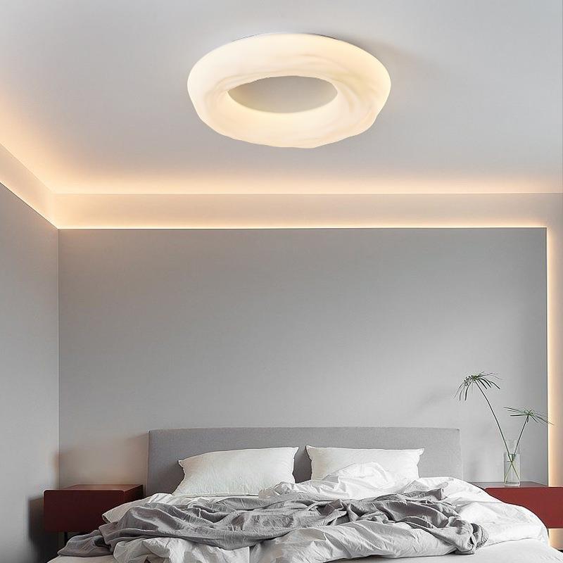 创意可爱新款甜甜圈主卧室奶油风吸顶灯现代简约儿童书房灯具吊灯