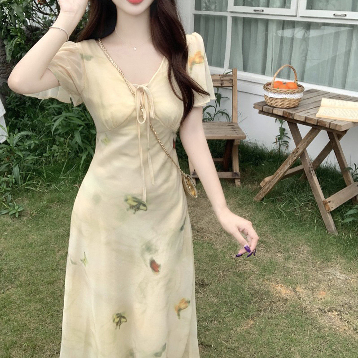 法式温柔风V领荷叶袖碎花