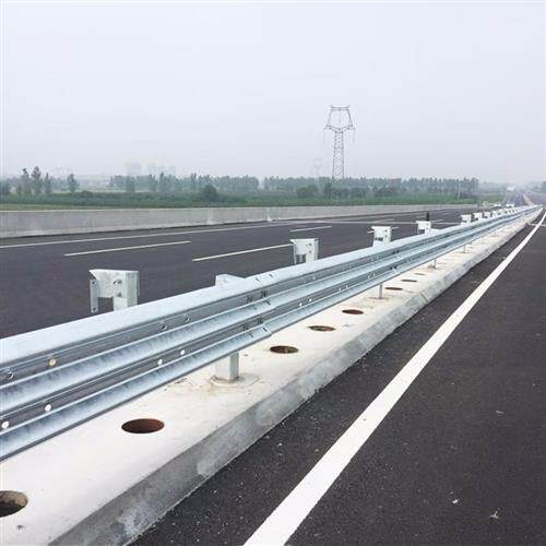 云南高速公路护栏板双波形护栏国标防撞隔离栏热镀锌道路护栏厂家