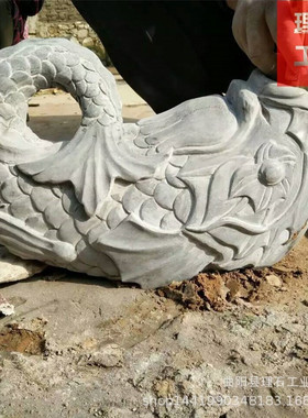 厂家供应石雕鱼 大理石雕翻尾鱼喷水雕塑 青石翻尾石鱼雕塑