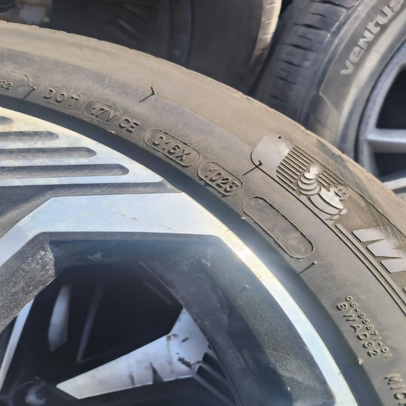 议价米其林275/45R21轮胎处理，只有轮胎没有轮毂。成色