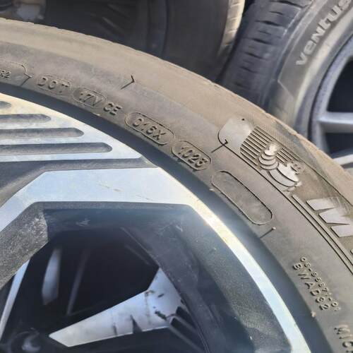 议价米其林275/45R21轮胎处理，只有轮胎没有轮毂。成色