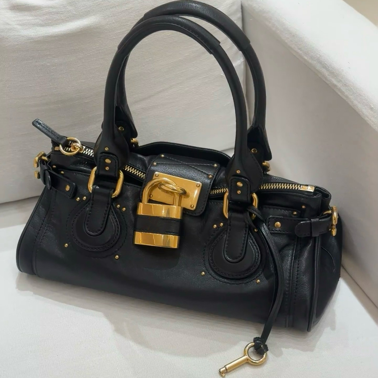 机车锁头包女黑色铆钉手提包百搭