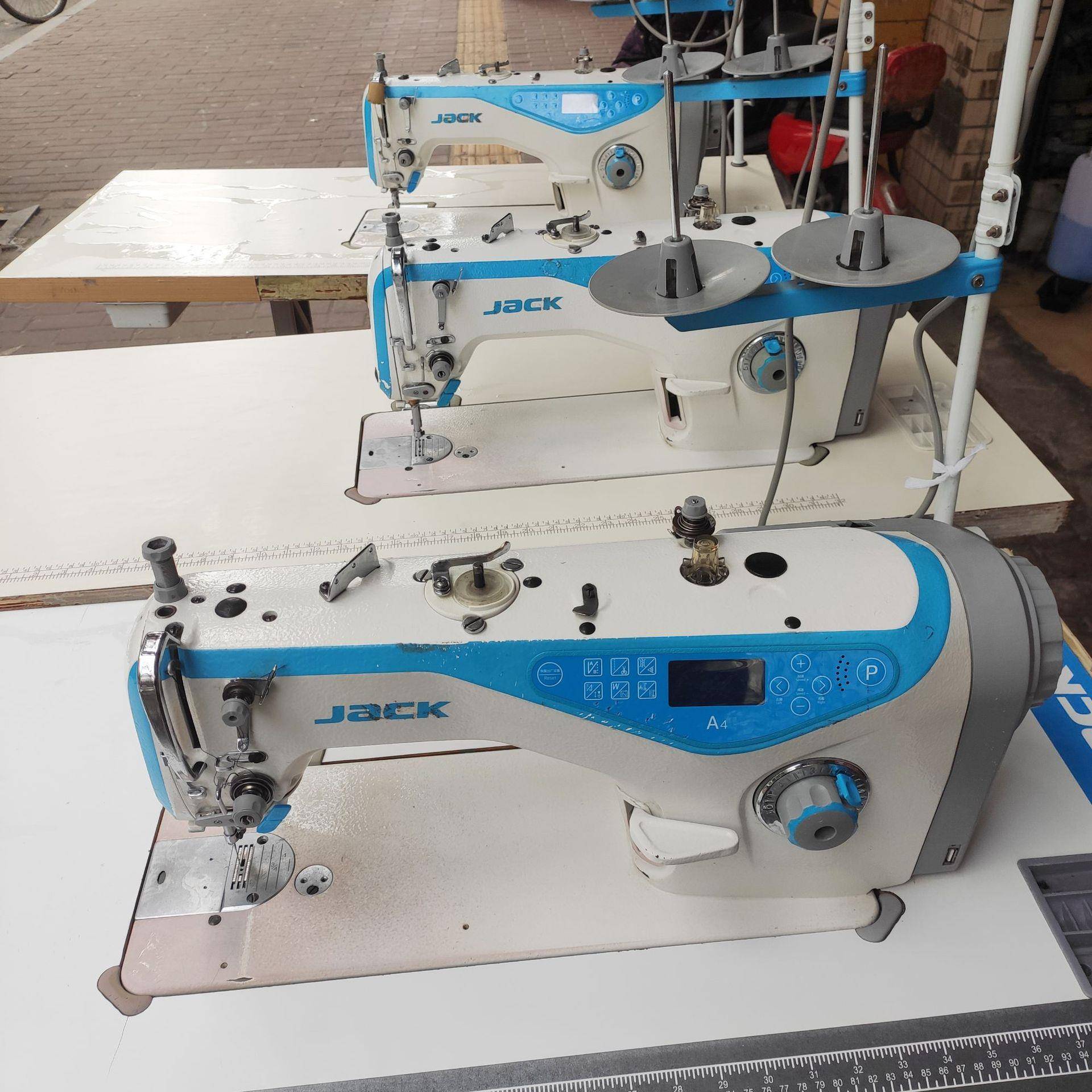 八成新A4电脑缝纫机四自动直驱衣车整套家用服装平缝机