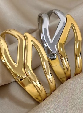 欧美跨境创意几何三角交叉手镯轻奢个性设计感弹簧开口钛钢手环