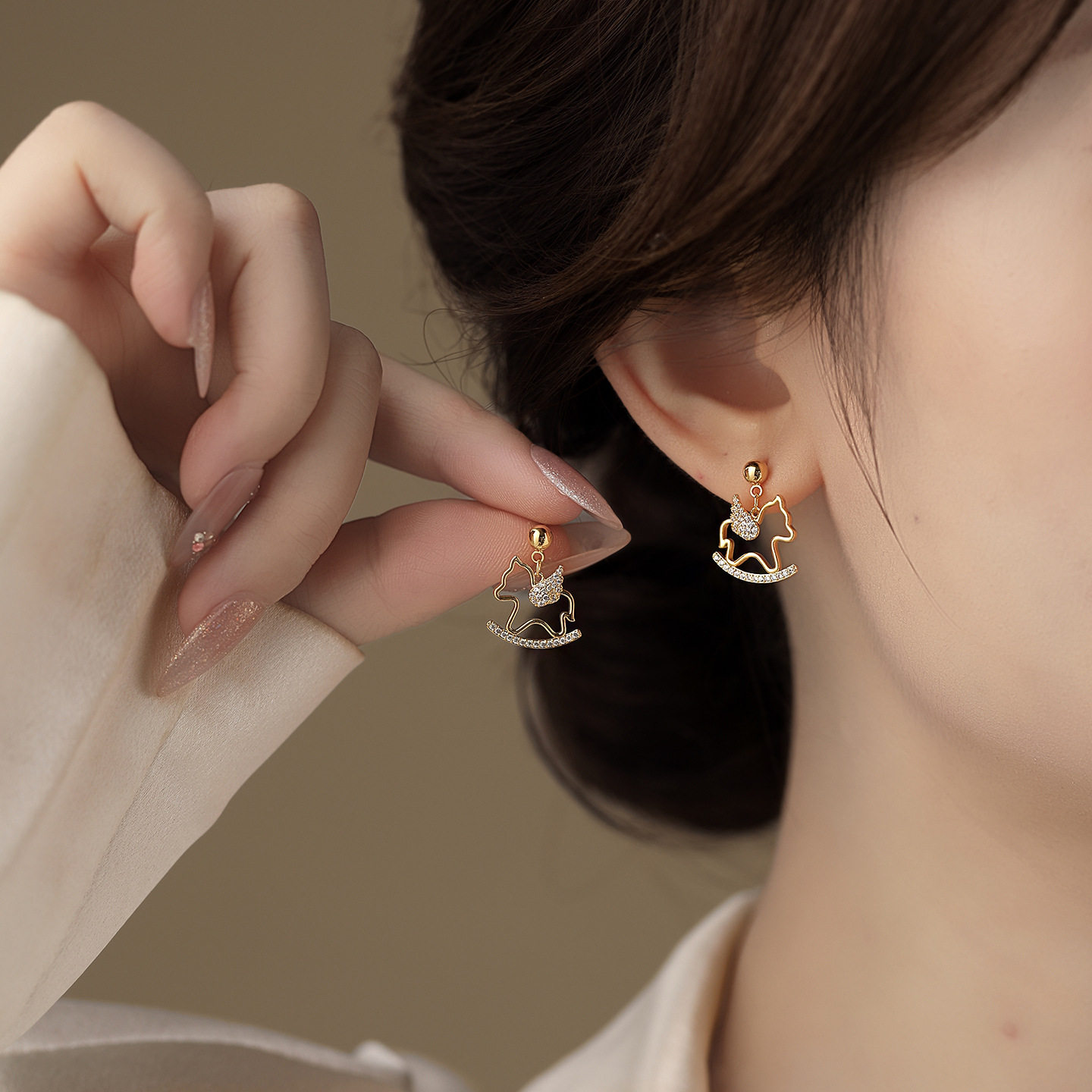 2026新款镶钻金色小马耳环女感轻奢新年耳钉气质精致百搭耳饰,饰品/流行首饰/时尚饰品新,耳环,淘宝优惠券,粉丝福利购,淘宝优惠卷