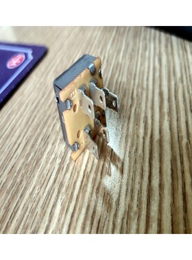 245258A1     凯斯滑移SR220继电器  空调开关电位器