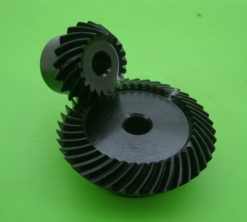 1.5模螺旋锥齿轮伞齿轮速比1:2大型机械配件90度换向减速