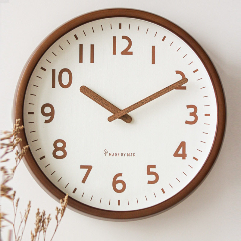 批发钟表简约现代实木挂钟客厅2025新款家用时尚静音日式时钟