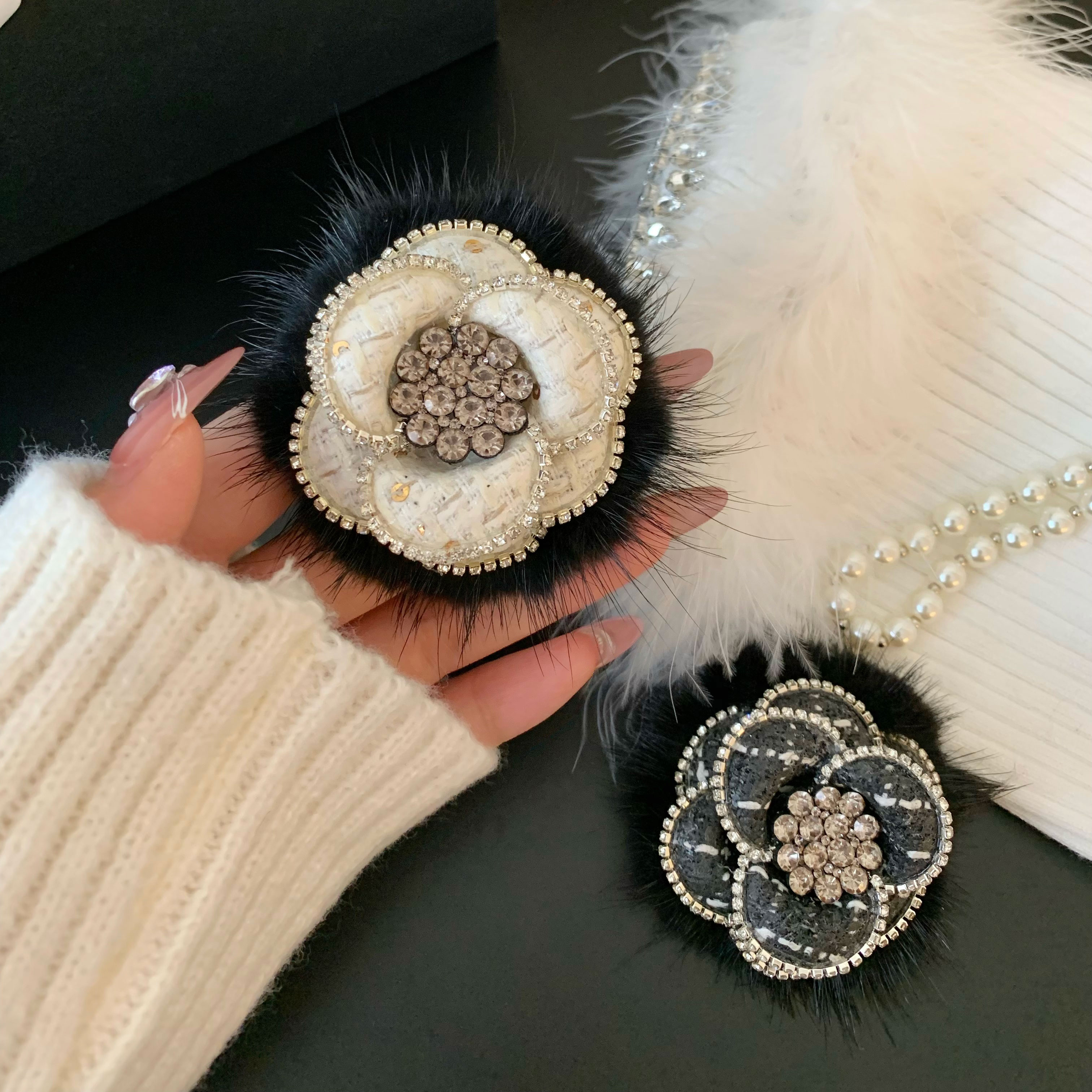 秋冬香香 小香风水钻山茶花羽毛胸针女配大衣高级感轻奢别针配饰