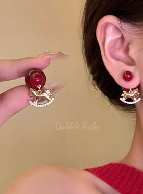 马上来财~红色珍珠小马耳环女轻奢小众高级感2025新款巨好看耳饰