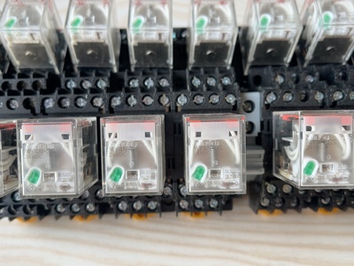 欧姆龙 中间继电器 型号MY4N-GS 24VDC，带底座P