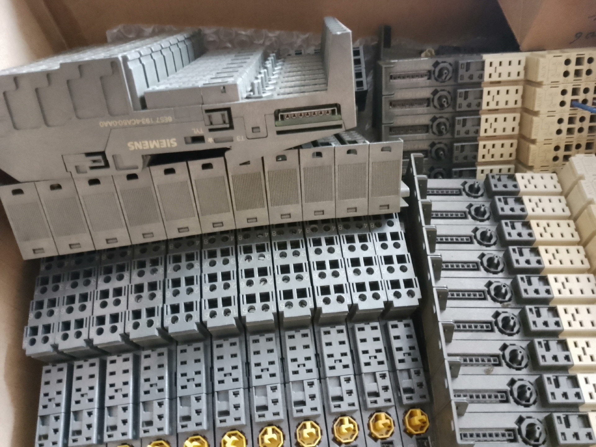 西门子底座6ES7193-4CA50-0AA0、15个