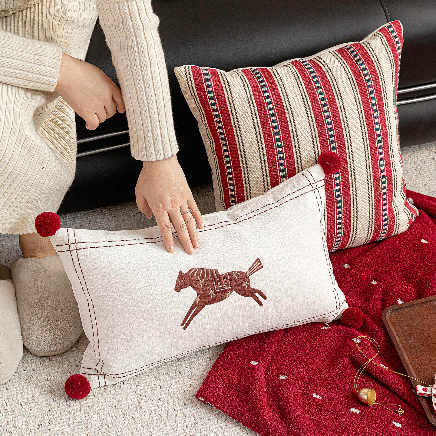 新年红色小马刺绣抱枕圣诞