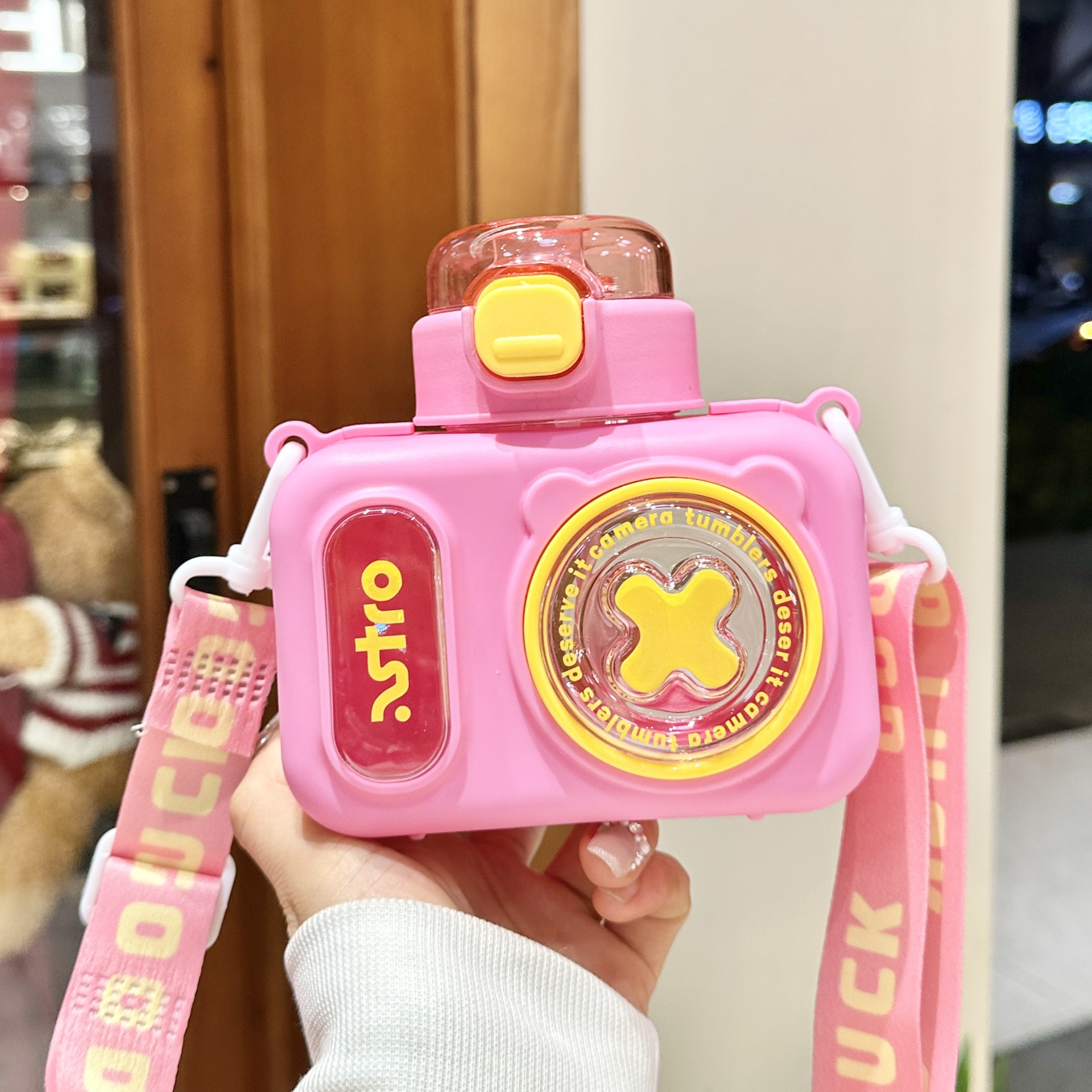 夏季儿童相机水杯高颜值可爱防摔耐高温塑料吸管杯子斜跨水壶