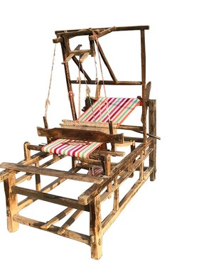 民俗老物件老旧织布机手工老式织布机民间老纺车怀旧装饰复古摆件