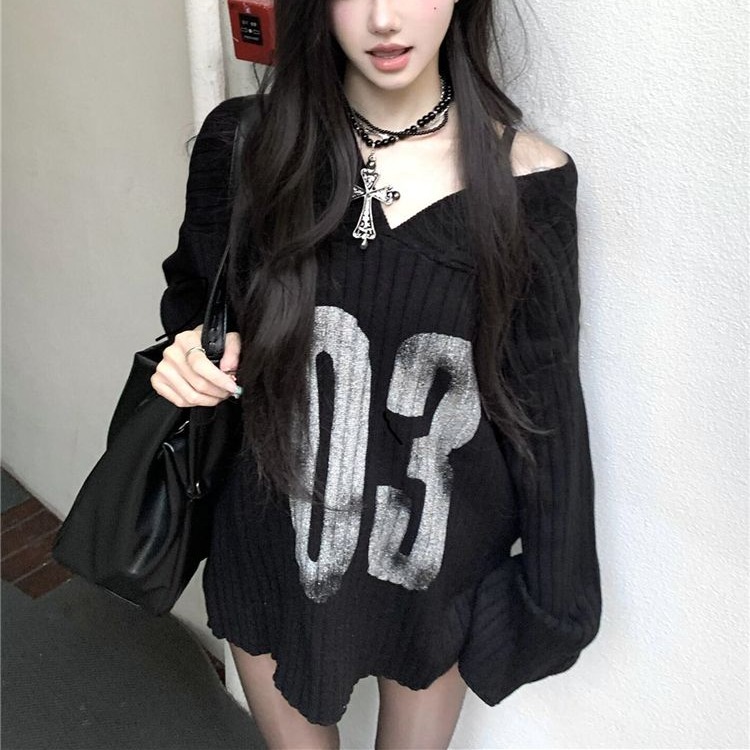 数字印花V领针织衫女秋冬季美式复古宽松休闲设计感黑色露肩毛衣