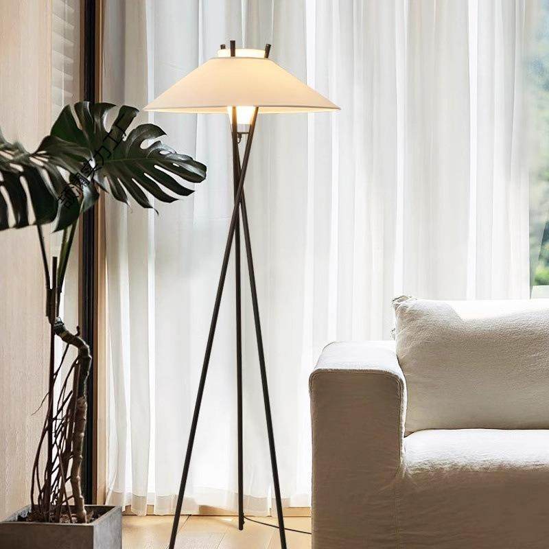 三角落地灯意大利中古风客厅沙发旁设计师诧寂风样板房钢琴落地灯