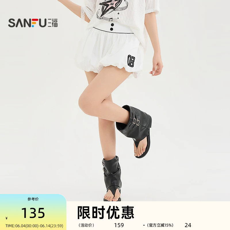 三福短裤2026夏季数字绣花纽扣花苞裤时尚裤子女装524303
