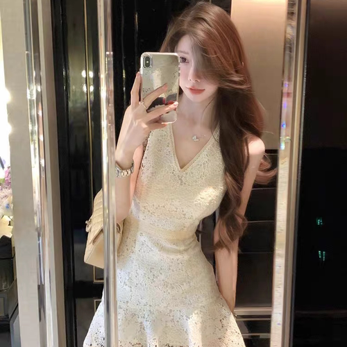 JustQin蕾丝绮梦2025新款夏装性感收腰短裙V领蕾丝连衣裙女