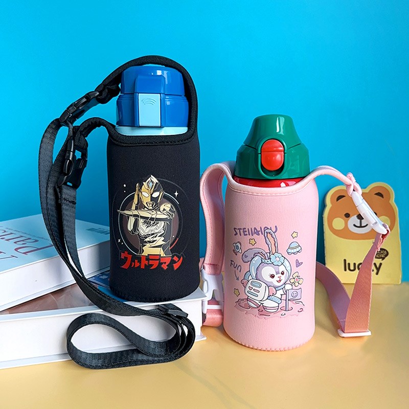 杯具熊儿童保温杯套水壶保护套手提斜跨便携600mlQ 630ml学生通用