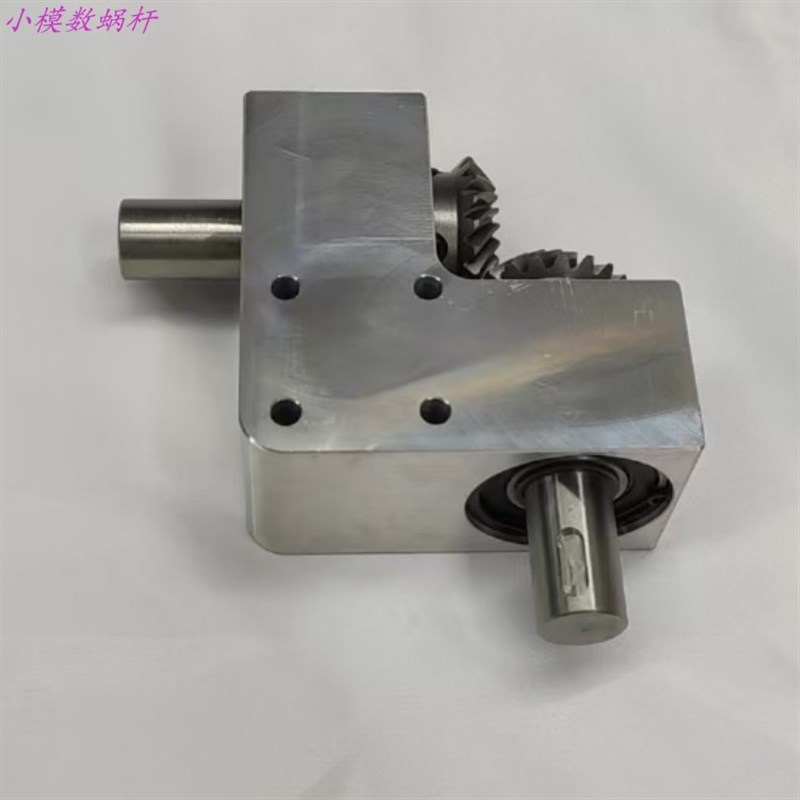 90度换向转角器减速比1:1轴径20mm带键小型直角传动螺旋伞齿轮箱