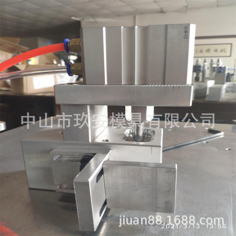 广东玖安模具供应带定位脚踏开关手动25x6x9飞机孔挂孔气动冲孔模