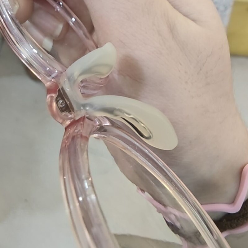 儿童近视眼镜硅胶透明马鞍金属芯鼻托底部螺丝托叶防滑支架托