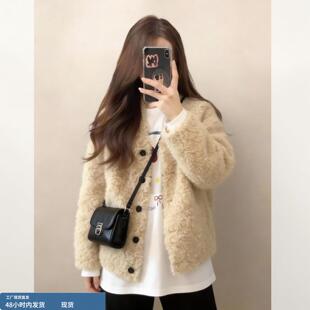 今年流行漂亮的杏色V领羊羔毛小个子短款毛毛外套女冬季加绒加厚