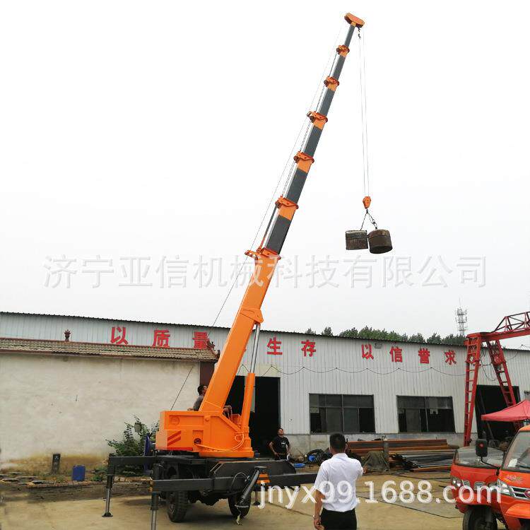 五征三轮吊车小型建筑用三马子吊车随车吊3吨5吨小吊车