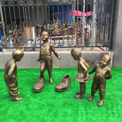 小孩穿大皮鞋玻璃纤维雕像 仿铜儿童模型 户外公园社区孩子娱乐雕