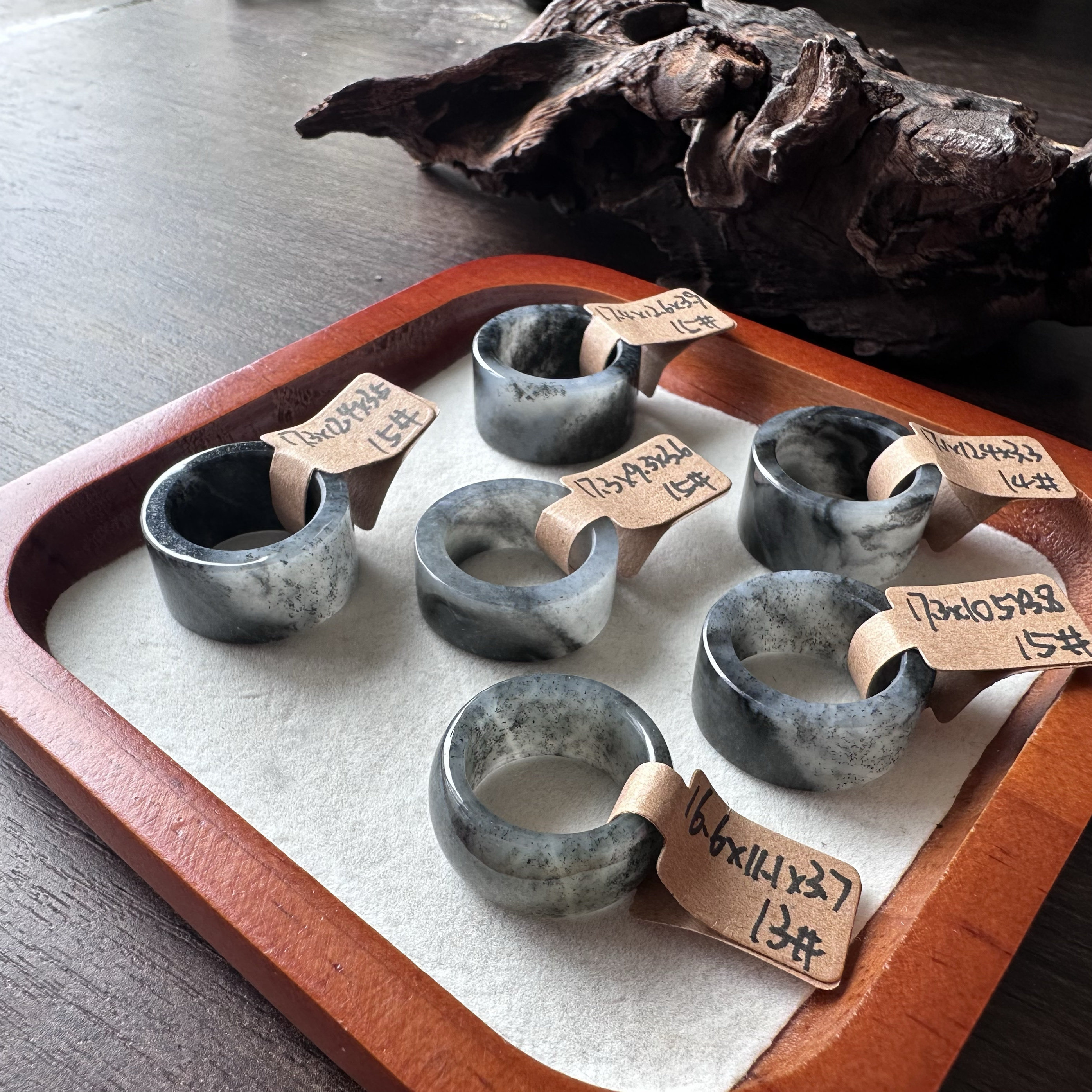 天然和田玉水墨意境聚墨青花直切戒指14-16码无棉裂细节见详情页