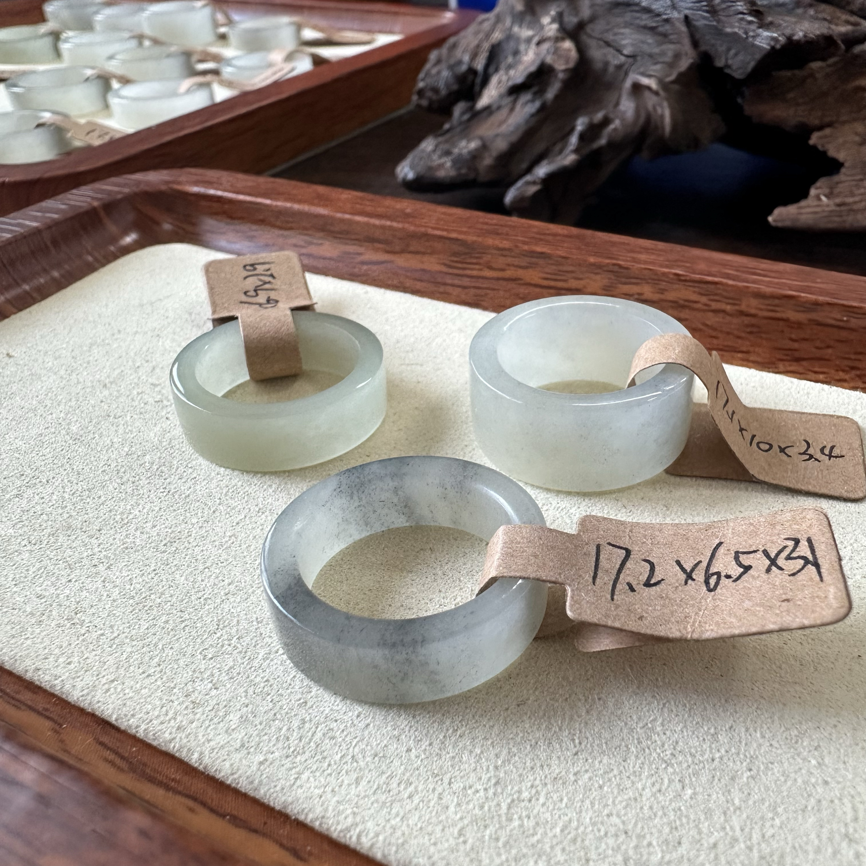 和田玉直切戒指一物一拍白玉白底点墨青花